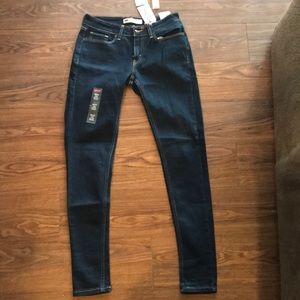 Never worn Levi’s super skinny jeans. Dark blue.